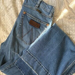 Womens retro wrangler jeans. 30x36 ripped seams.